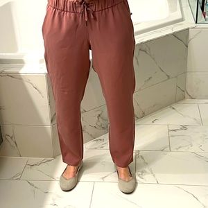 Lululemon size 8 mauve colored pants. NWT